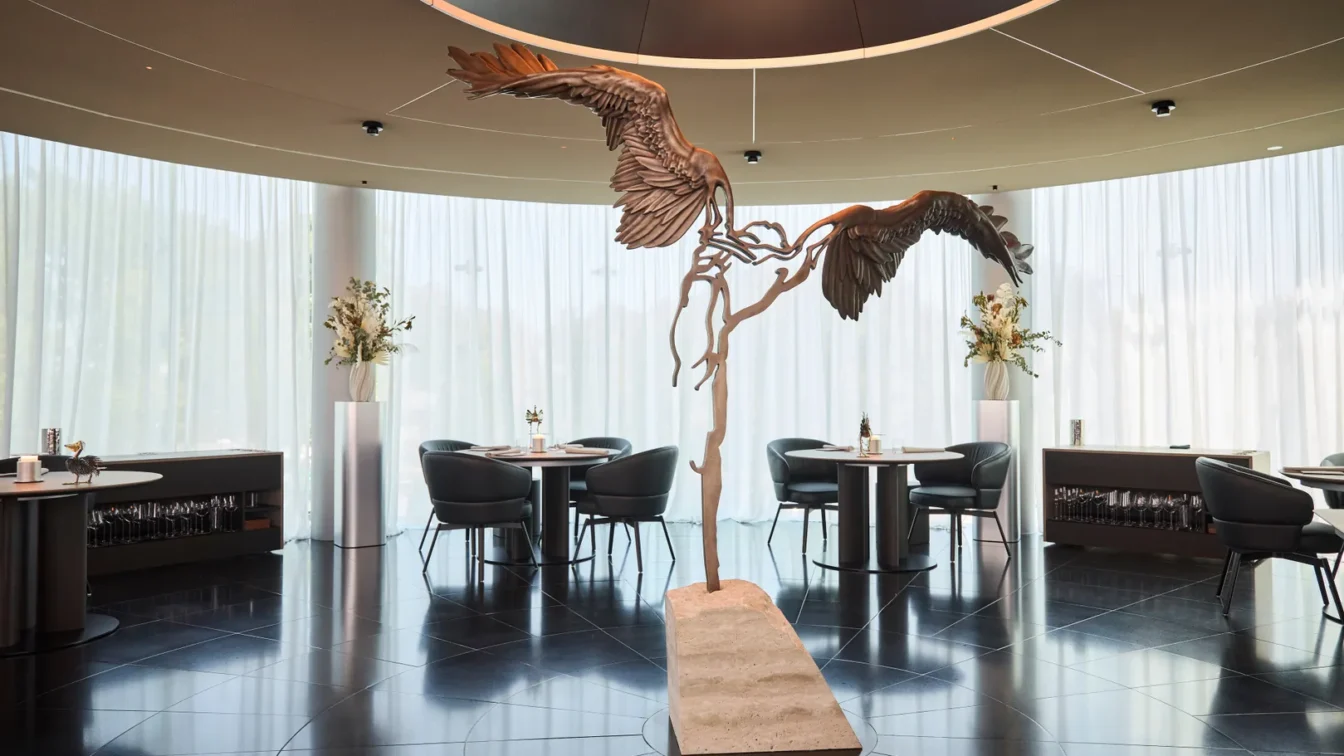 Ein helles, modern eingerichtetes Restaurant in Salzburg