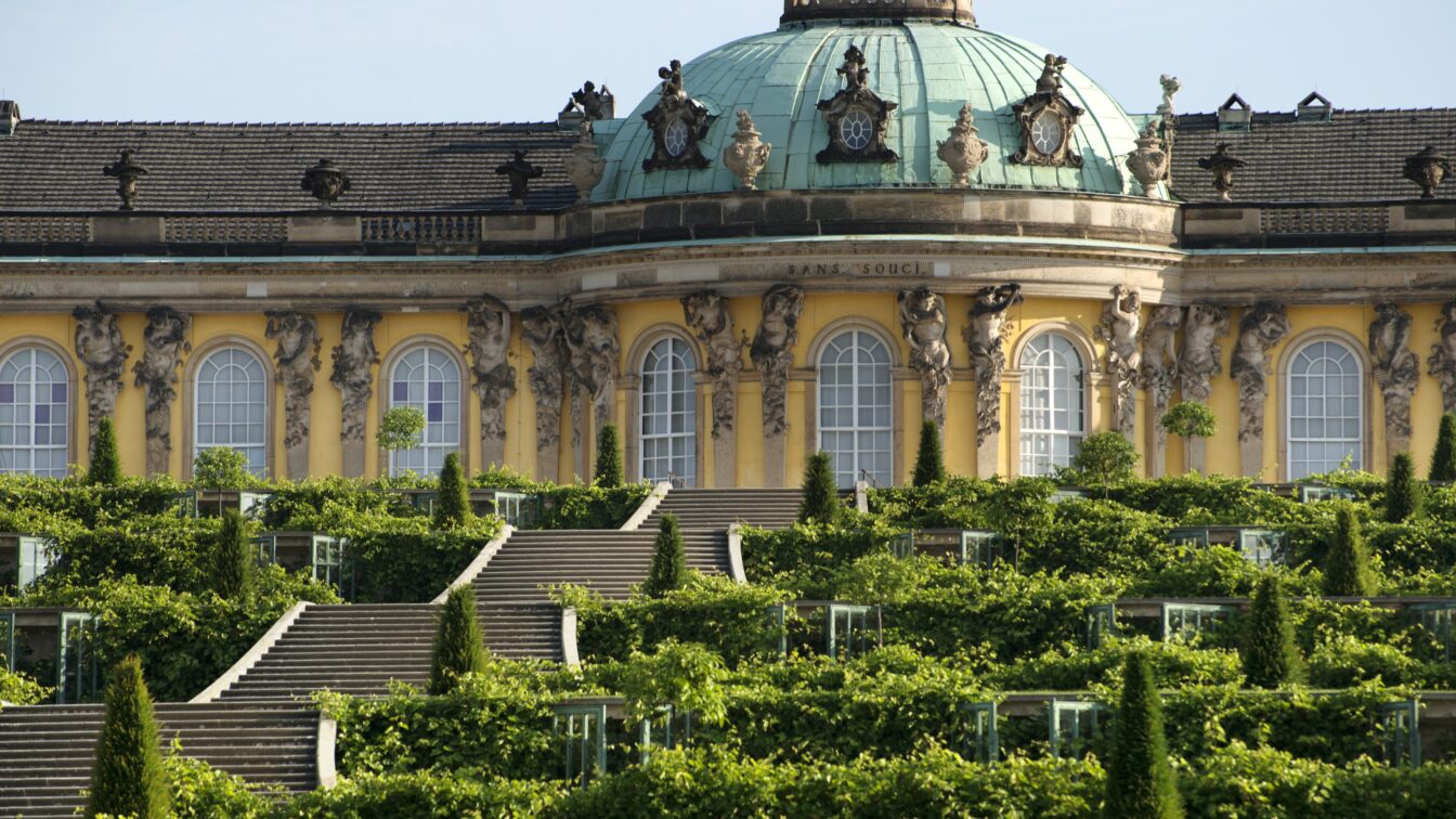 Das Schloss Sanssouci in Brandenbrug vom Garten aus.