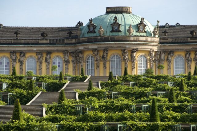 Das Schloss Sanssouci in Brandenbrug vom Garten aus.