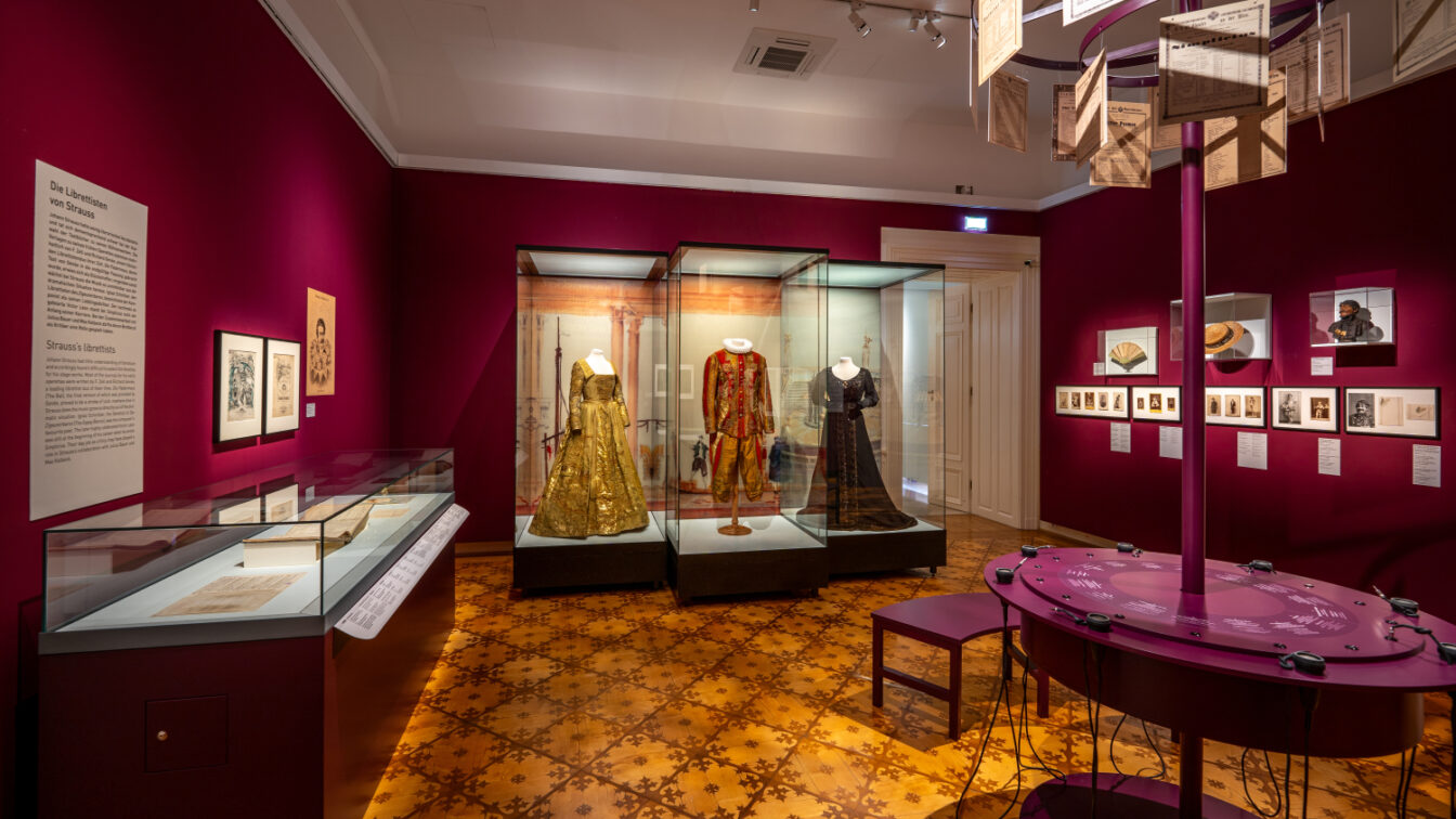 Ein Blick ins das Theatermuseum Wien mit der Ausstellung zu Johann Strauss.