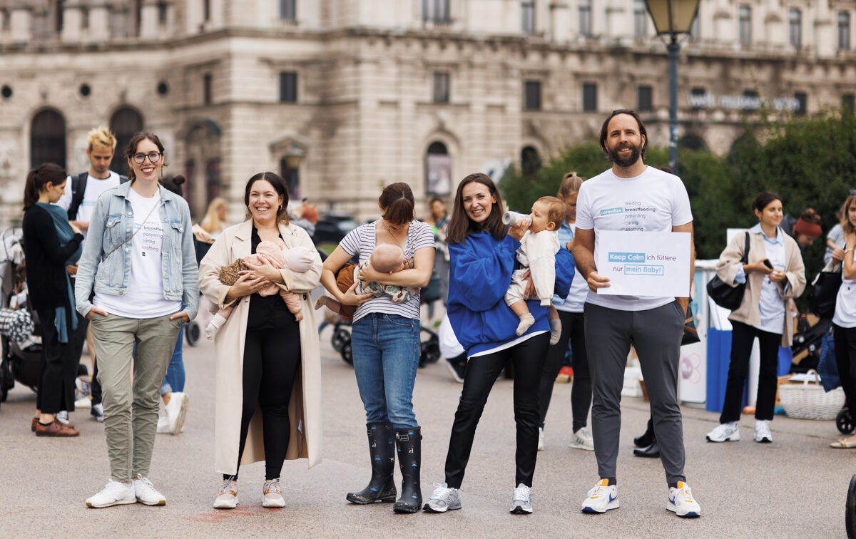 Menschen demonstrieren bei der Still-Aktion am Wiener Heldenplatz