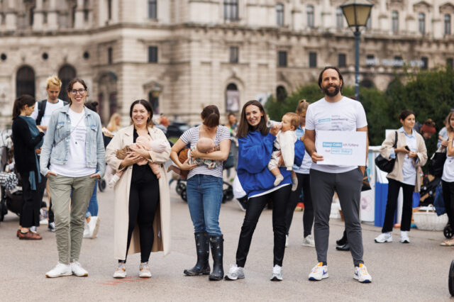 Menschen demonstrieren bei der Still-Aktion am Wiener Heldenplatz