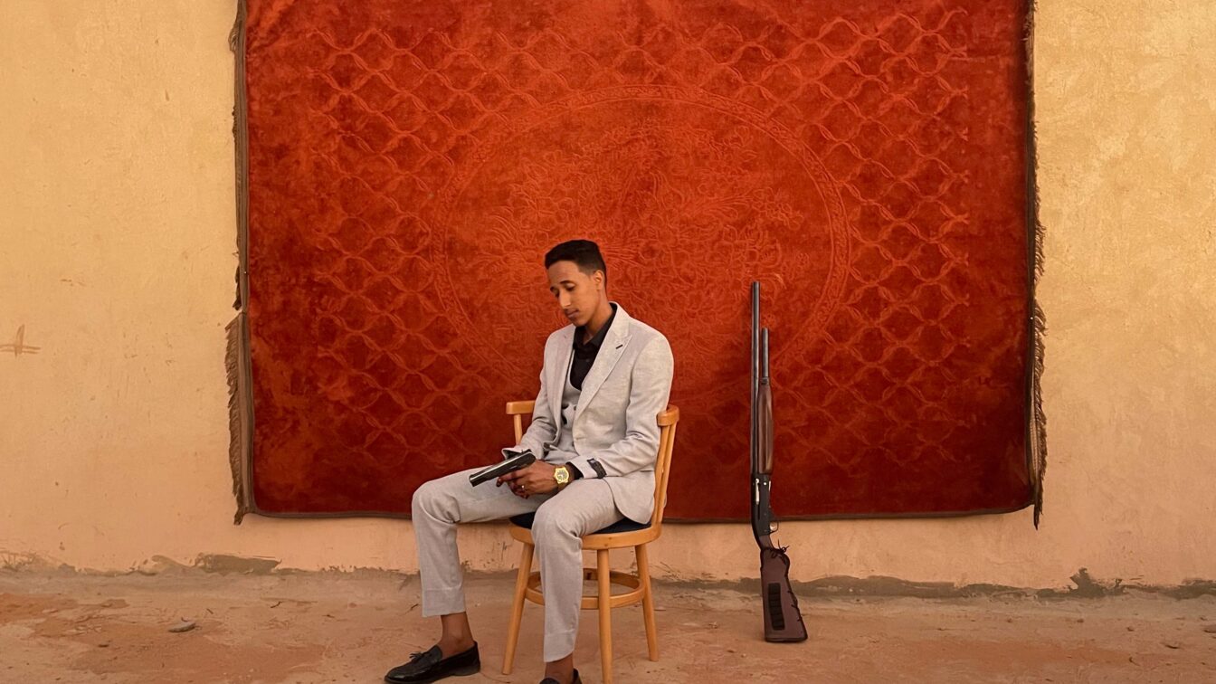 Der Bräutigam posiert bei seiner Hochzeit für ein Porträt. Im Sudan ist es Tradition, eine Hochzeit mit freudigen Gewehrschüssen anzukündigen.