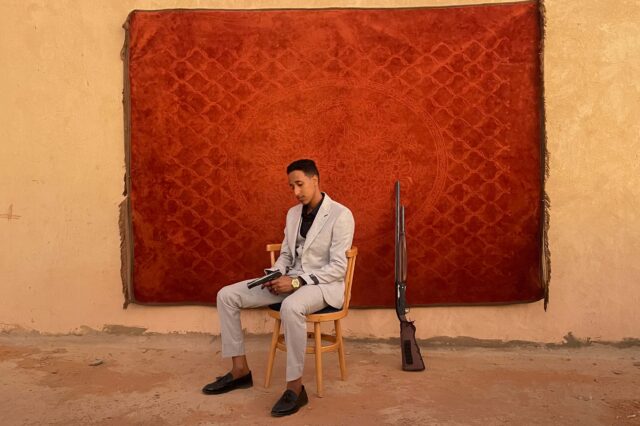 Der Bräutigam posiert bei seiner Hochzeit für ein Porträt. Im Sudan ist es Tradition, eine Hochzeit mit freudigen Gewehrschüssen anzukündigen.