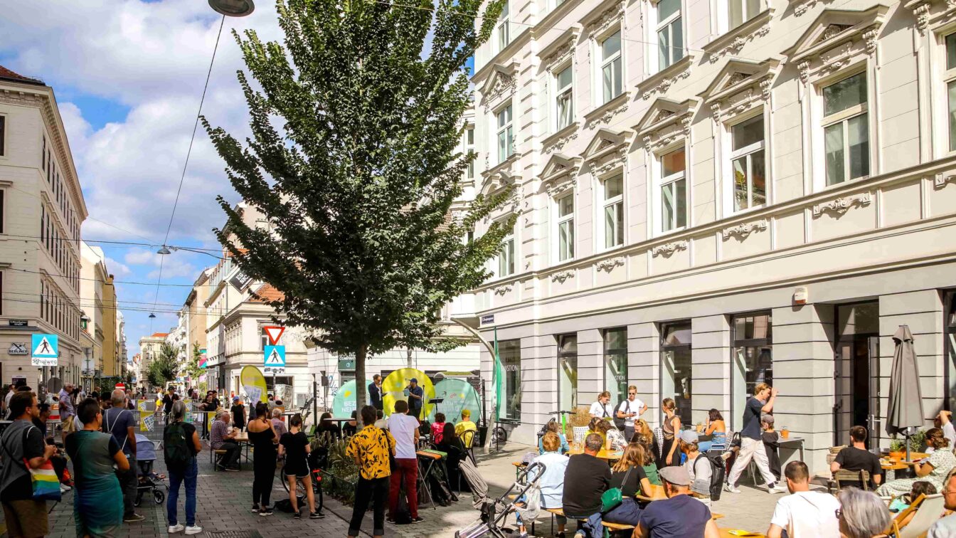 Straßenfest mit Menschen: Literaturmeile Zieglergasse