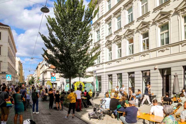 Straßenfest mit Menschen: Literaturmeile Zieglergasse