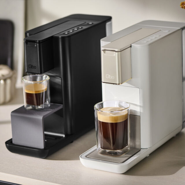 zwei Kaffeemaschinen lassen Kaffee herunter (c) Tchibo