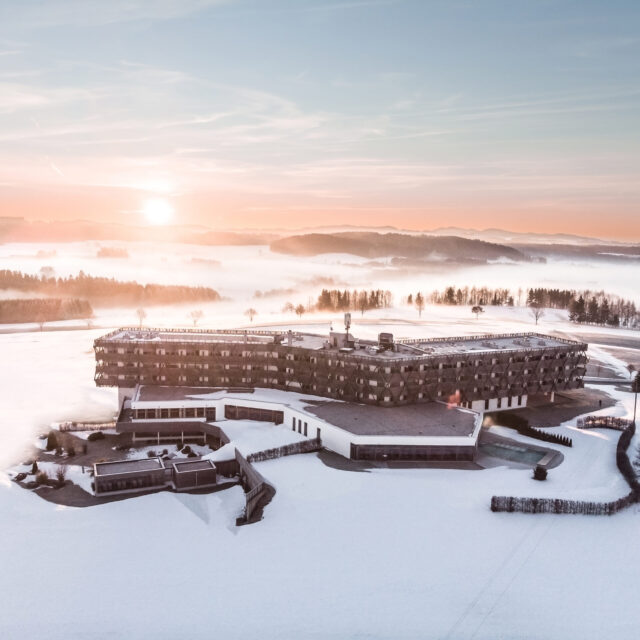 Blick auf das Falkensteiner Hotel im Winter bei Sonnenaufgang