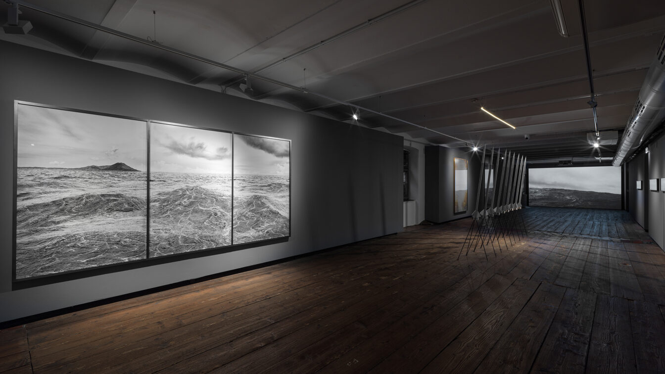 In der ersten großen institutionellen Einzelausstellung des Künstlers in Österreich, widmet sich das KunstHausWien, ein Museum der Wien Holding, der menschlichen (Ohn-)macht im Angesicht der Klimawende. Die neue Schau ist von 10. September 2025 bis 8. März 2026 zu sehen.