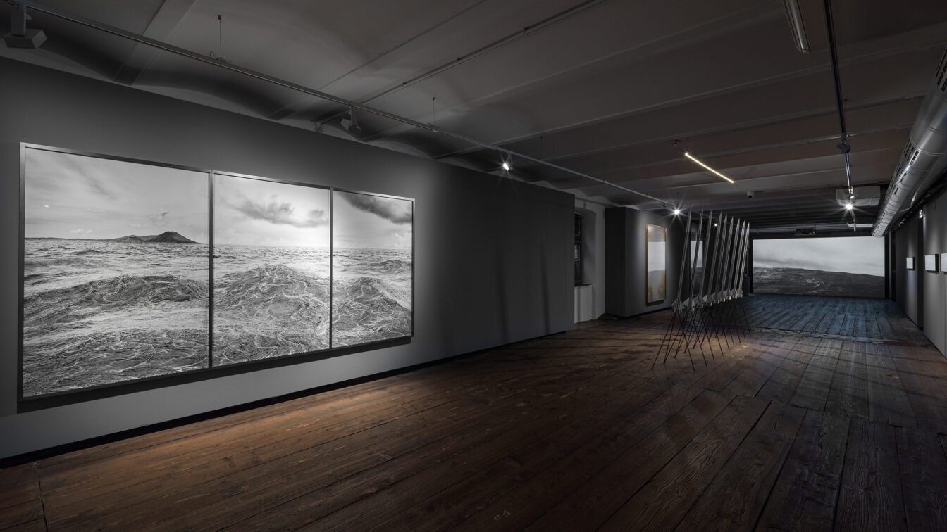 In der ersten großen institutionellen Einzelausstellung des Künstlers in Österreich, widmet sich das KunstHausWien, ein Museum der Wien Holding, der menschlichen (Ohn-)macht im Angesicht der Klimawende. Die neue Schau ist von 10. September 2025 bis 8. März 2026 zu sehen.