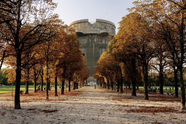 Herbst & Sonne in Wien: Flakturm und Allee mit herbstlichen Bäumen im Augarten, 1020