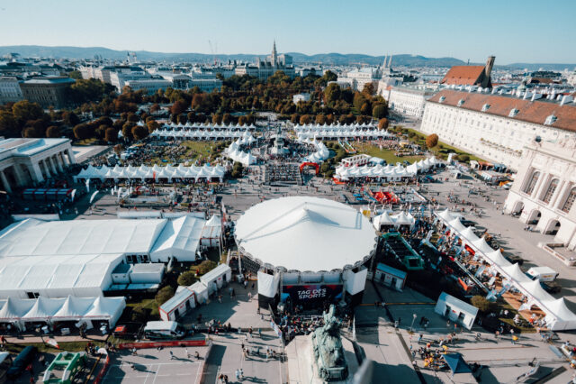 Tag des Sport von oben am Wiener Heldenplatz (c) BMWKMS | Michael Meindl