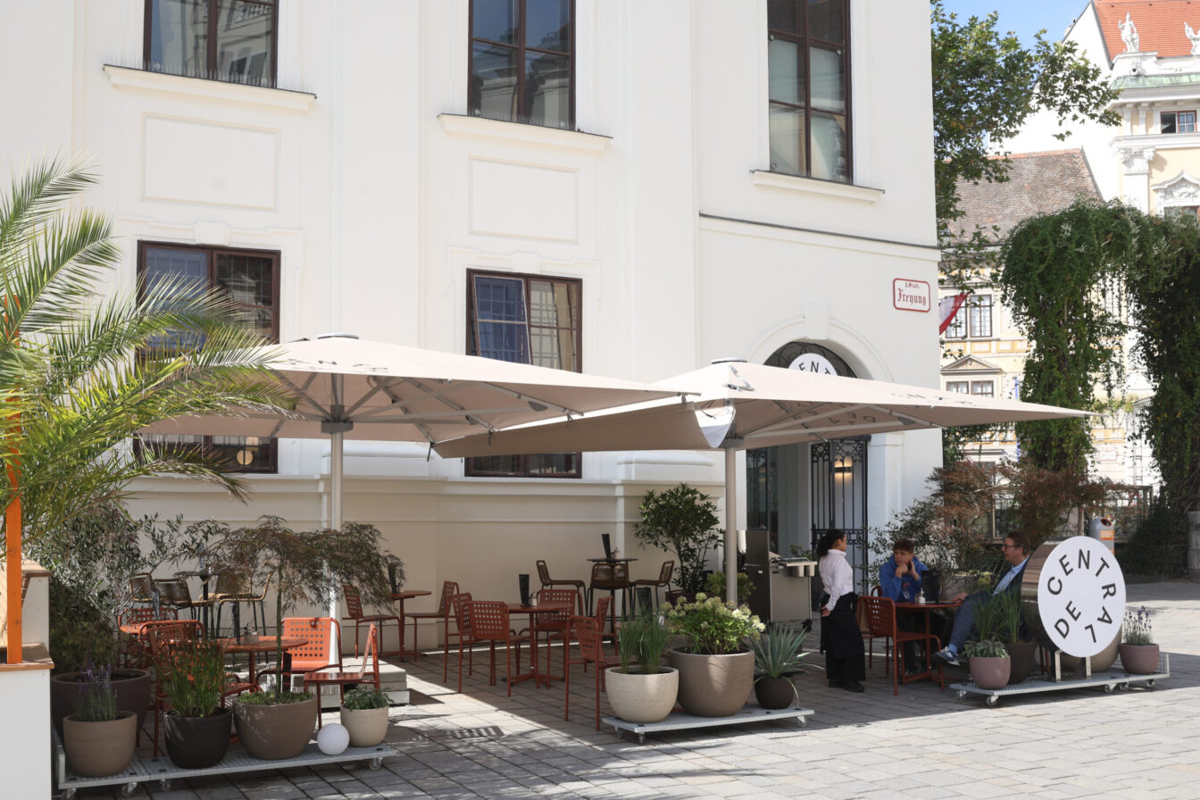 der Gastgarten des neuen Pop-up-Cafés Decentral im 1. Bezirk in Wien