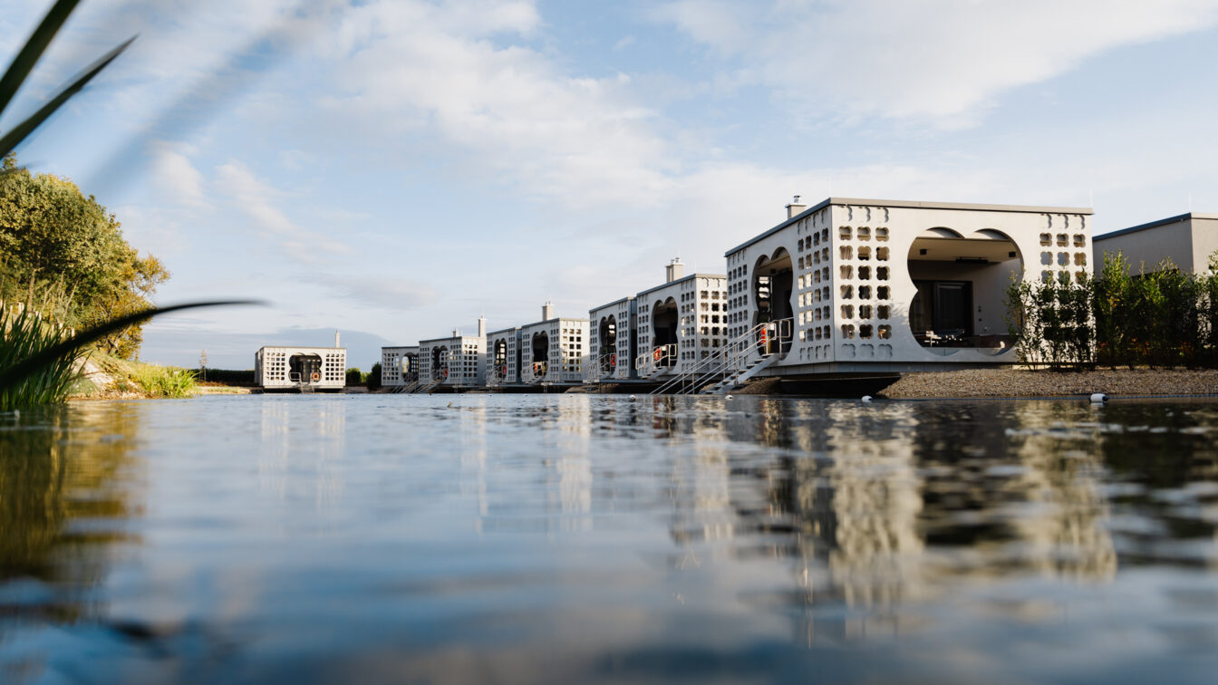 Blick auf eine Silent Villa am Badeteich im Thermenresort Laa
