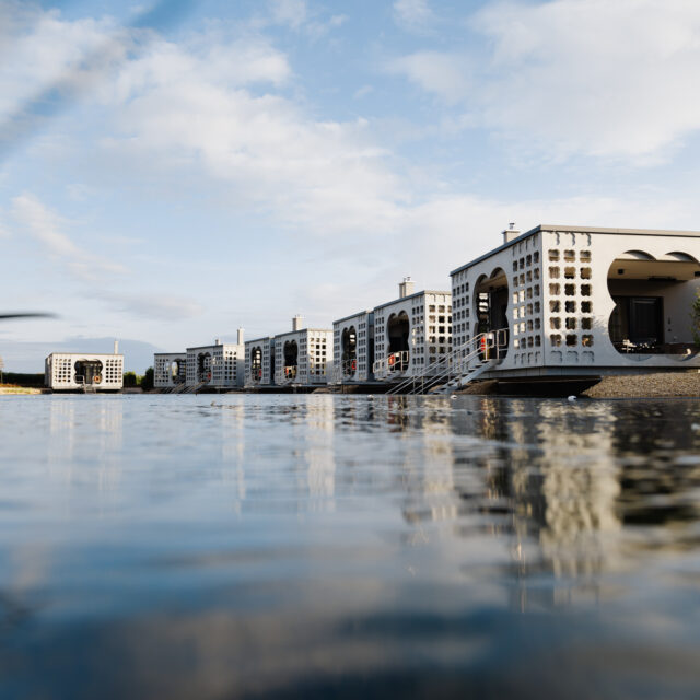 Blick auf eine Silent Villa am Badeteich im Thermenresort Laa