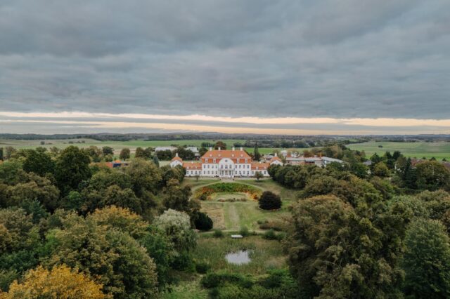Das Schloss Vietgest mit angrenzendem Park (c) TMV | Petermann