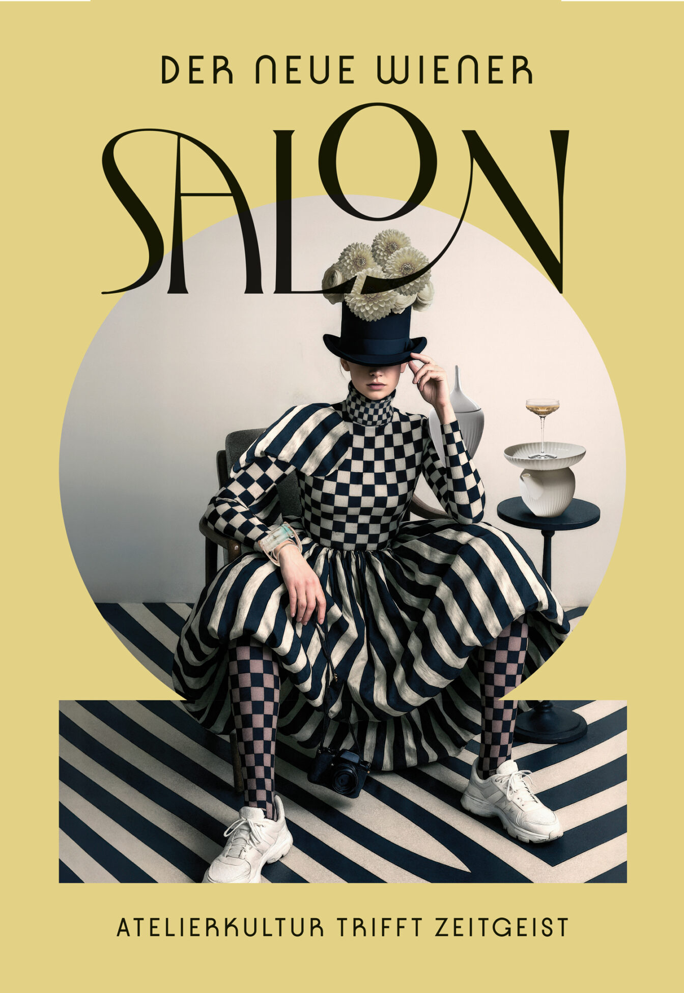Plakat mit dem Titel „Der neue Wiener Salon“. Im Mittelpunkt sitzt eine Frau in einem auffälligen Outfit mit schwarz-weißen Schachbrett- und Streifenmustern. Sie trägt einen hohen Zylinder mit Blumenverzierung, blickt teils verborgen unter dem Hut hervor und trägt weiße Turnschuhe. Neben ihr steht ein kleiner Tisch mit Glas und Vase. Unten steht der Slogan: „Atelierkultur trifft Zeitgeist“