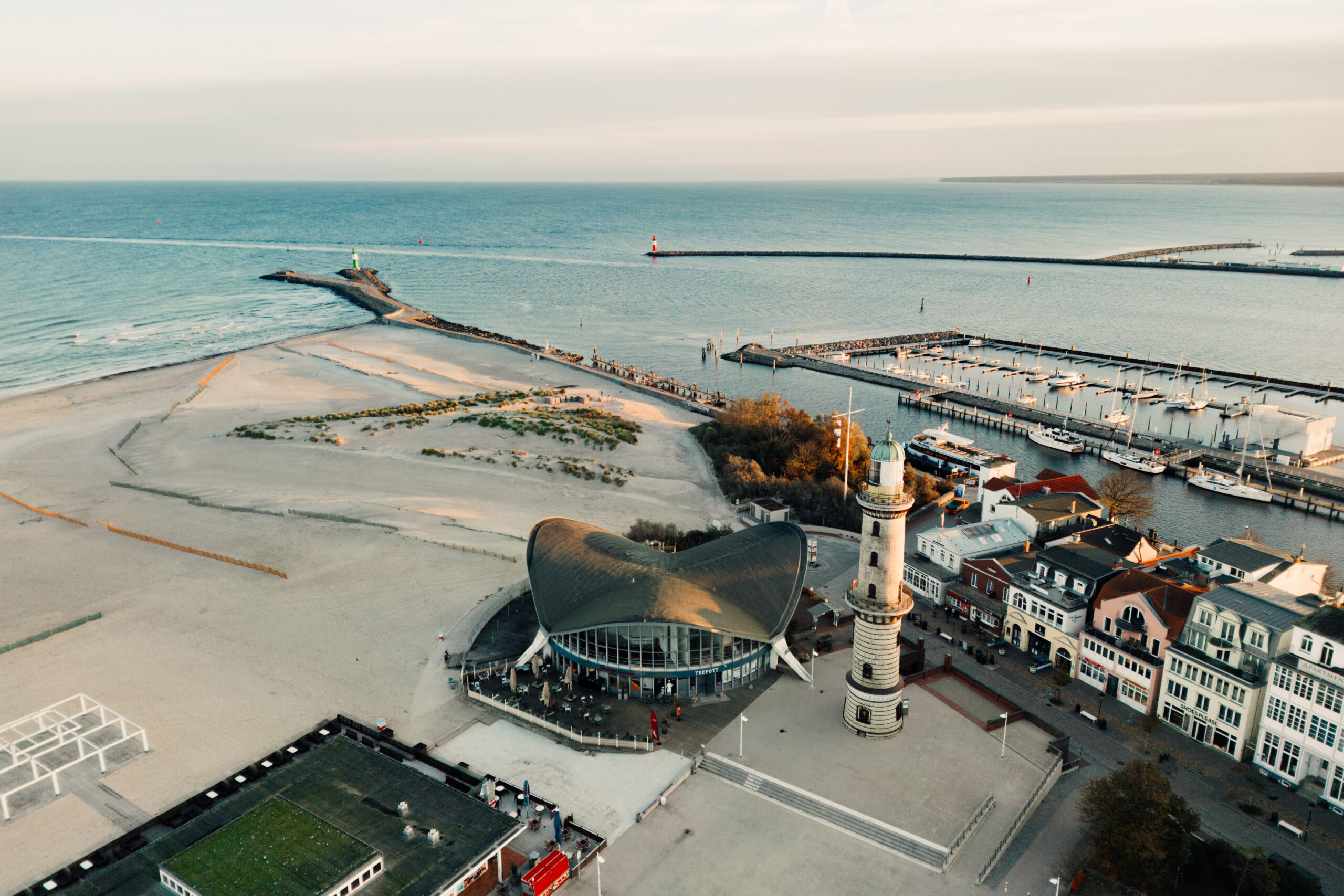 Warnemünde mit Teepott und Leuchtturm (c) TMV | Gänsicke