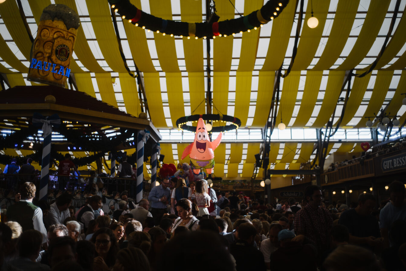Ein Luftballon im festzelt auf dem Oktoberfest