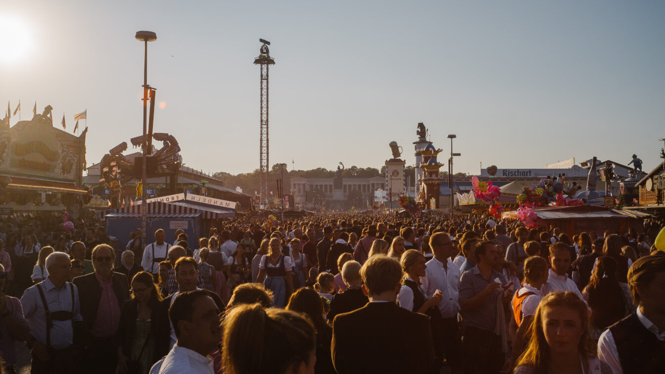 Das Oktoberfest bei goldenem Licht
