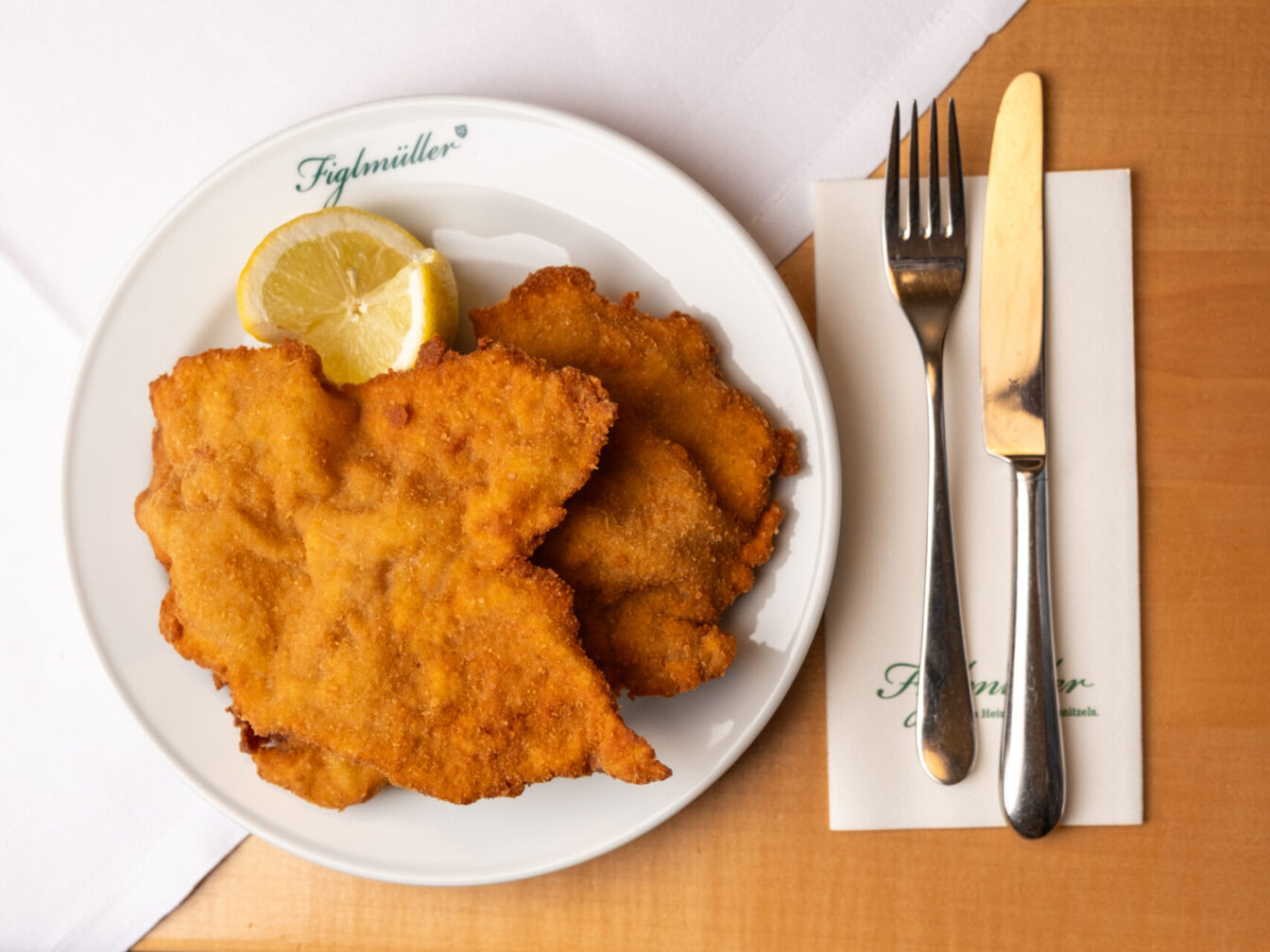 ein Schnitzel vom Restaurant Figlmüller in Wien