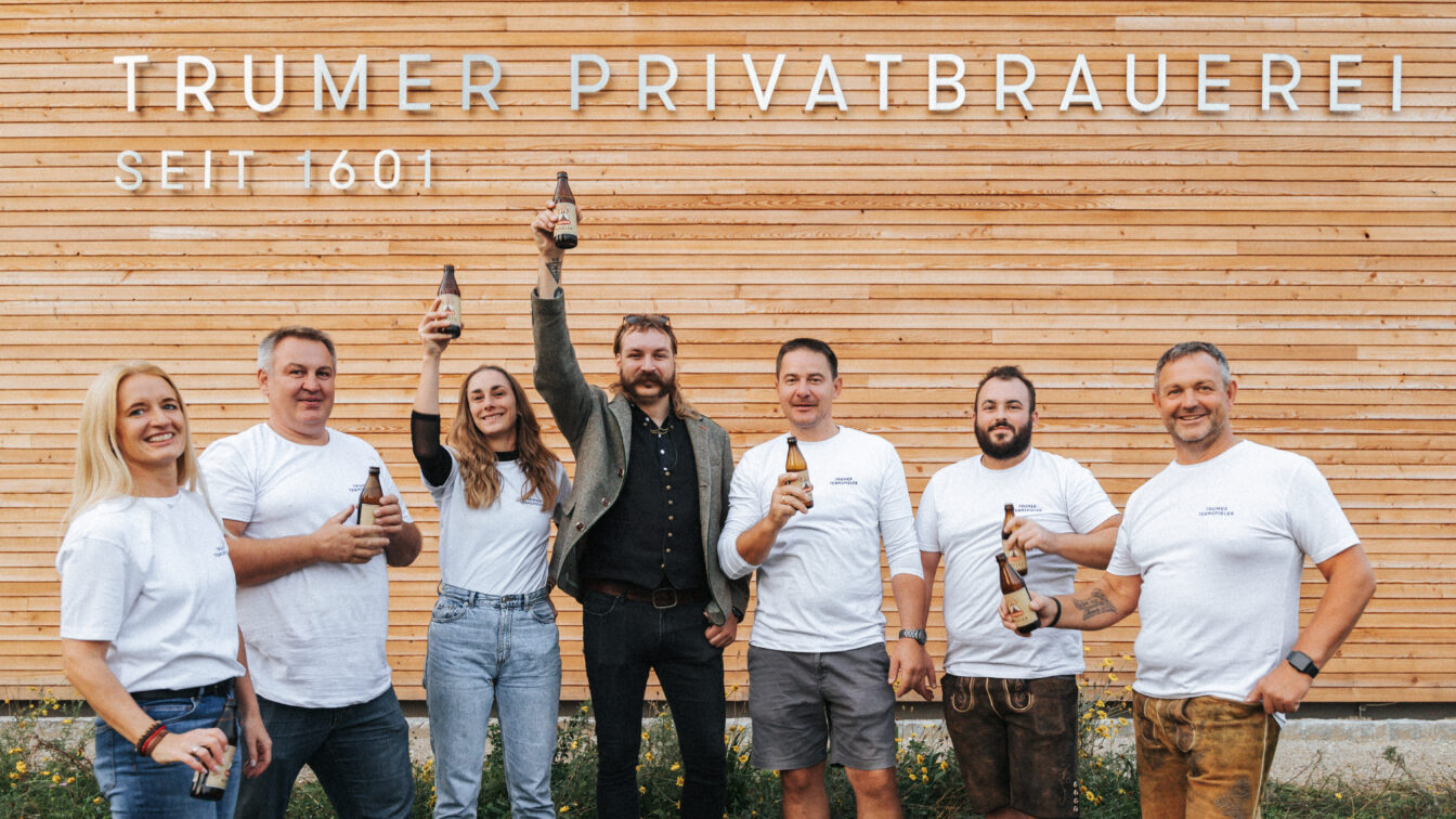 Eine Gruppe Menschen mit Bier in der Hand