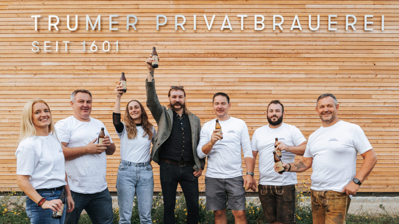 Eine Gruppe Menschen mit Bier in der Hand