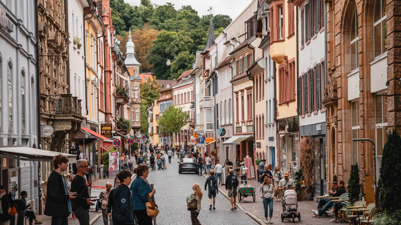 Eine belebte Straße in Freiburg im Breisgau, einem tollen Ziel für einen Wochenendtrip im März