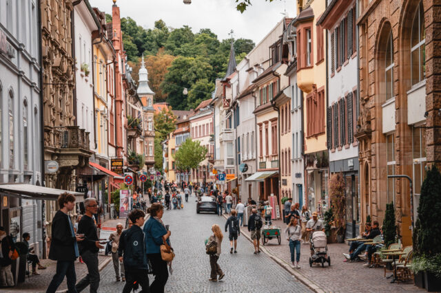 Eine belebte Straße in Freiburg im Breisgau, einem tollen Ziel für einen Wochenendtrip im März