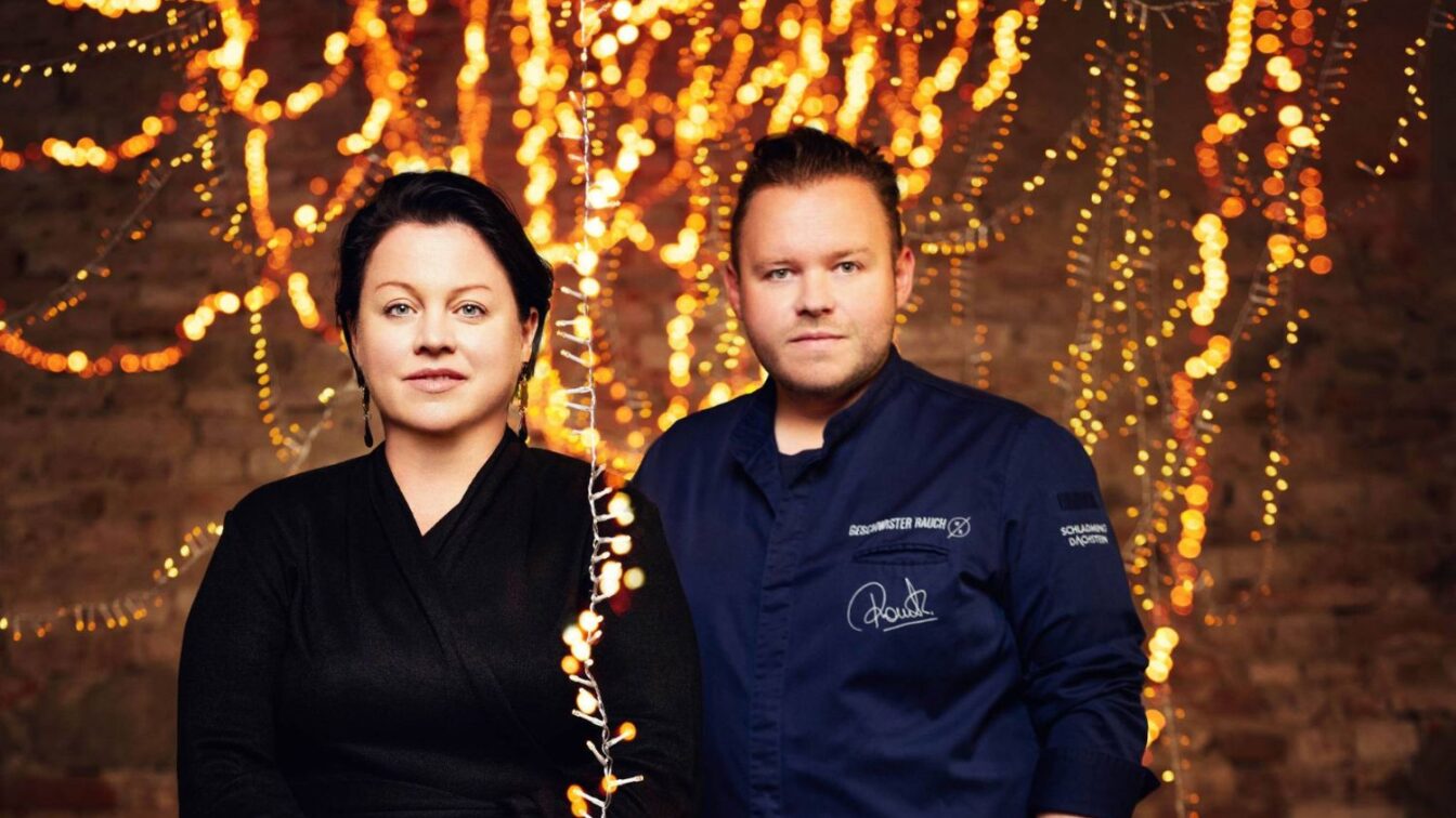 Geschwister Rauch in der Funkelburg Graz – Porträt vor funkelnder Lichterkulisse