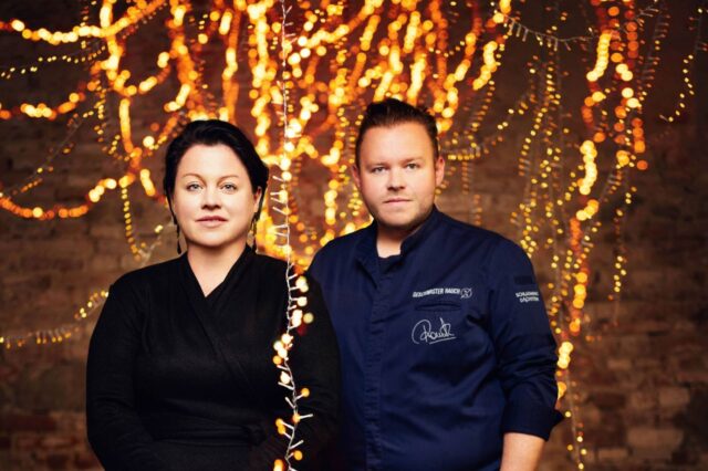 Geschwister Rauch in der Funkelburg Graz – Porträt vor funkelnder Lichterkulisse