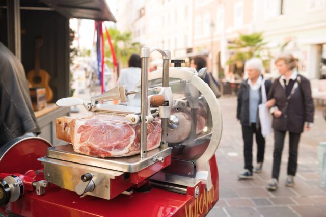 Beinschinken bereits zum Anschneiden bei der Genussmeiel in Klagenfurt