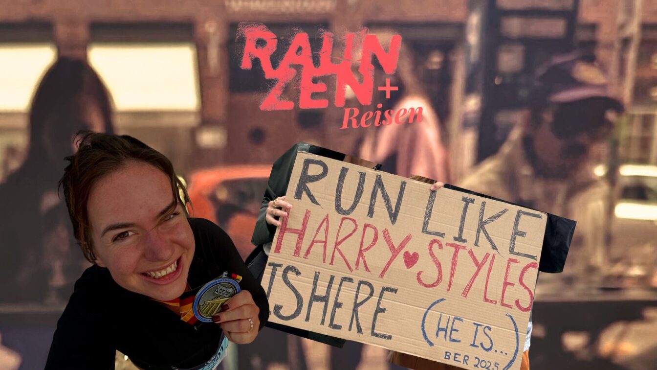 Eine junge Frau lächelt glücklich in die Kamera und hält eine Medaille in der Hand. Daneben ist ein Pappschild zu sehen, auf dem steht: „RUN LIKE HARRY STYLES IS HERE (HE IS…) BER 2025“. Im Hintergrund verschwommen eine Straßenszene; darüber der Schriftzug „RAUNZEN + Reisen“ in rot