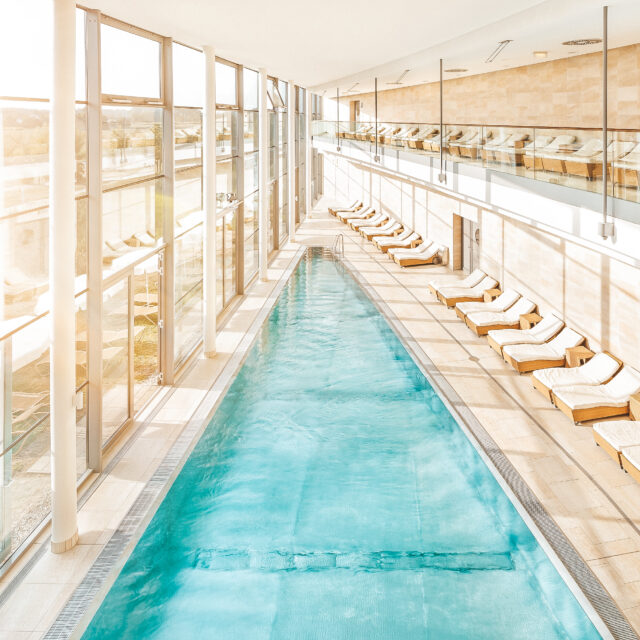 Indoor-Pool bei Sonnenschein