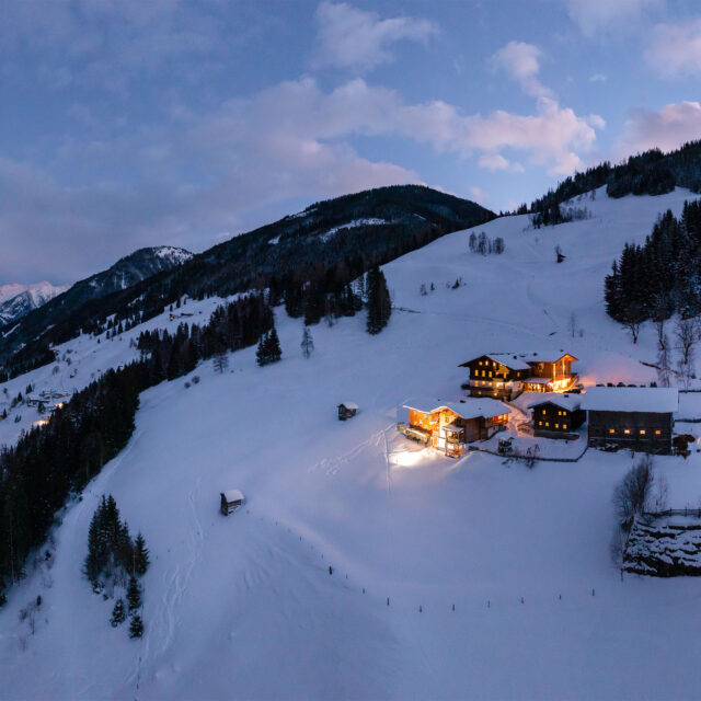 Bauerndörfl am Berg bei Nacht