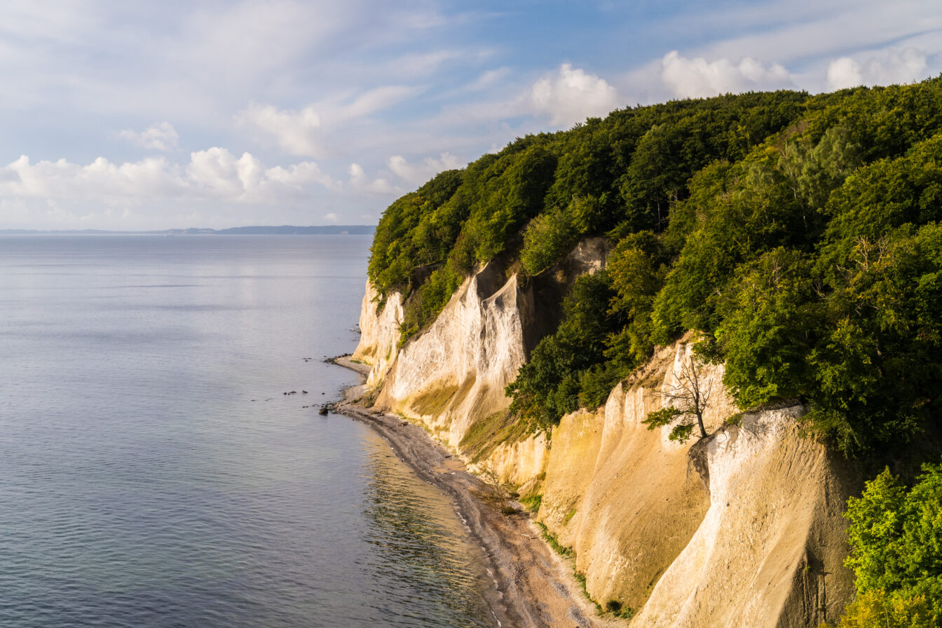 Blick auf Küste und Kreidefelsen