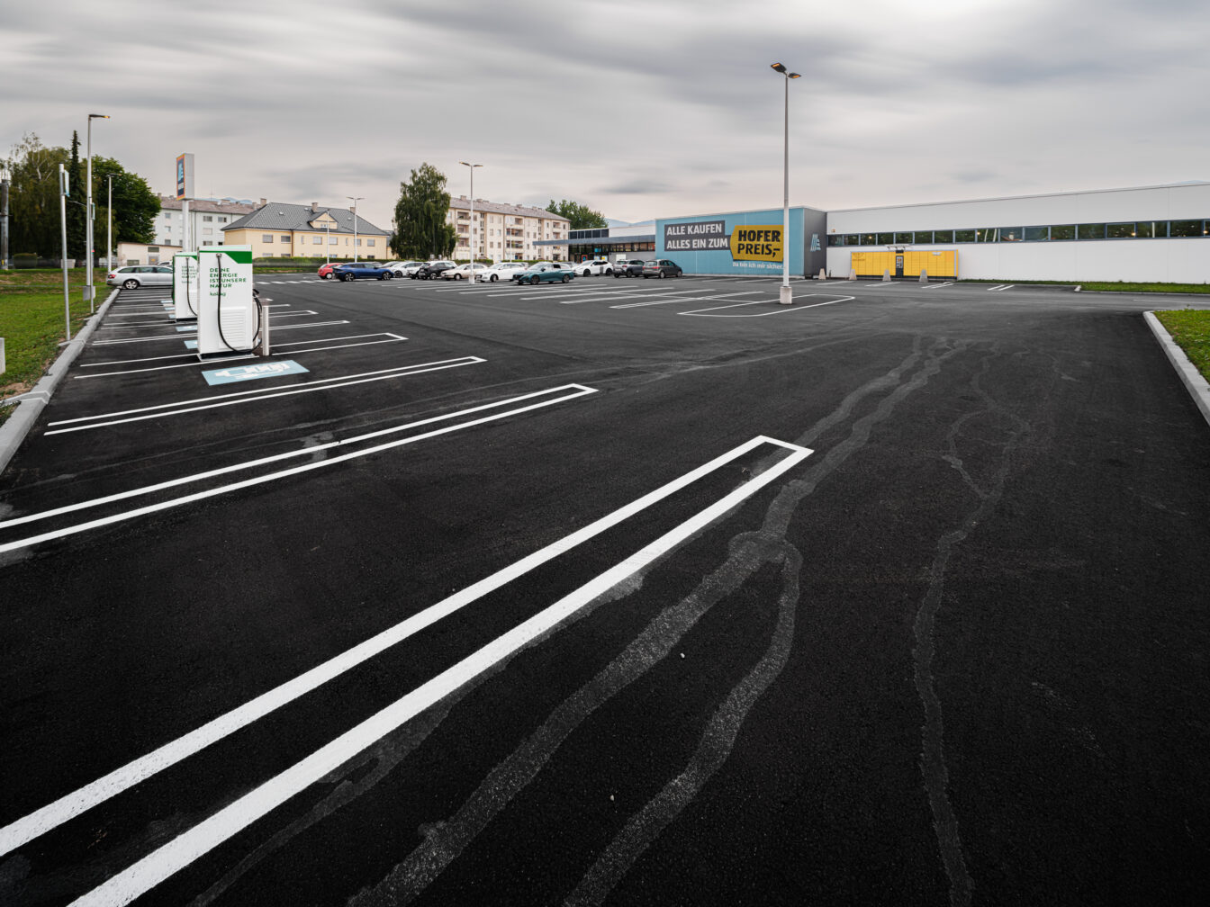 Kärnten_ Parkplatz von Hofer in Villach