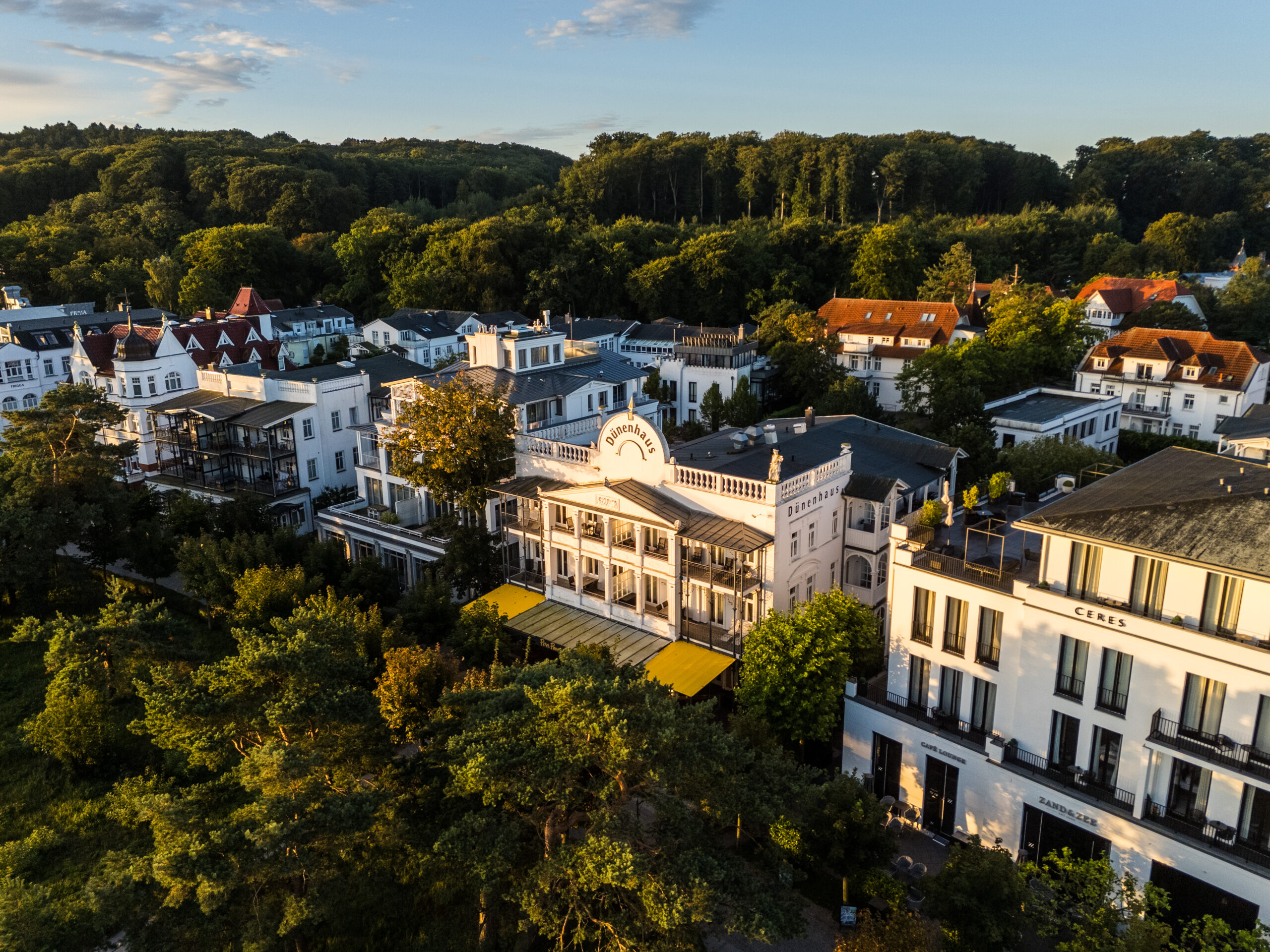 Drohnensicht auf die Bäderarchitektur der Strandpromenade Binz in Mecklenburg-Vorpommern.