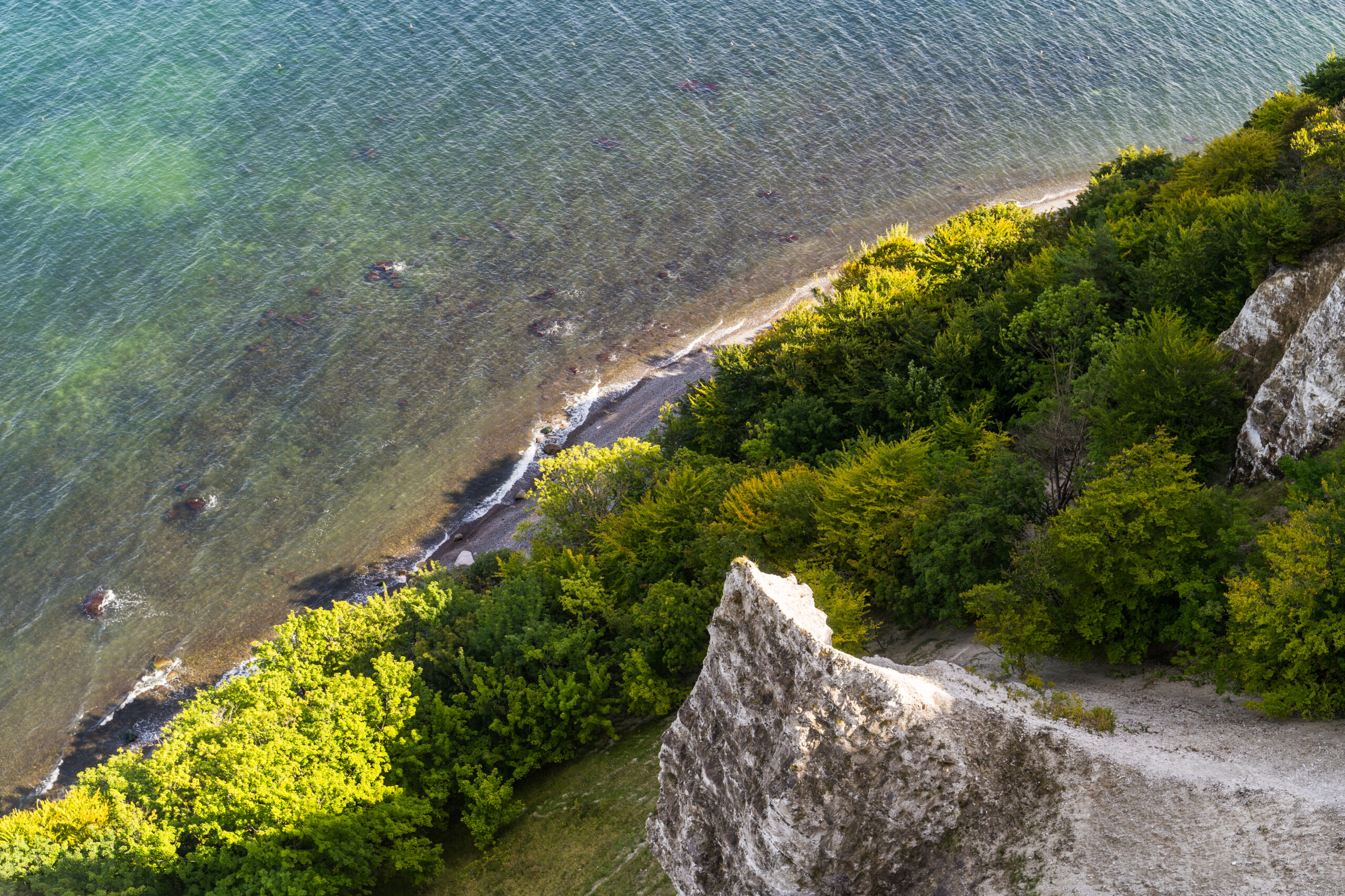 Blick von Aussichtsplattform auf den Küstenstrand