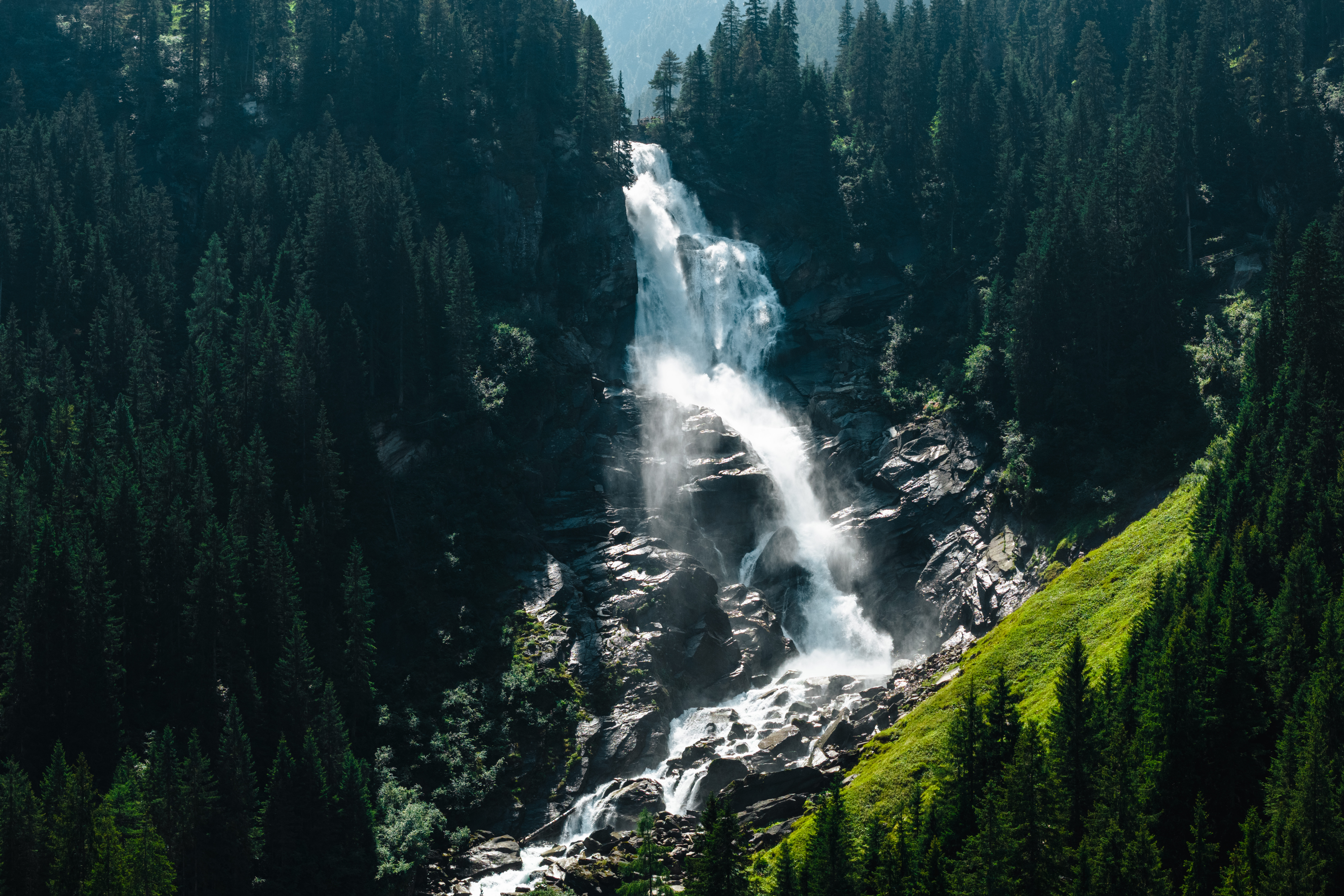 Ein reißender Wasserfall in Österreich