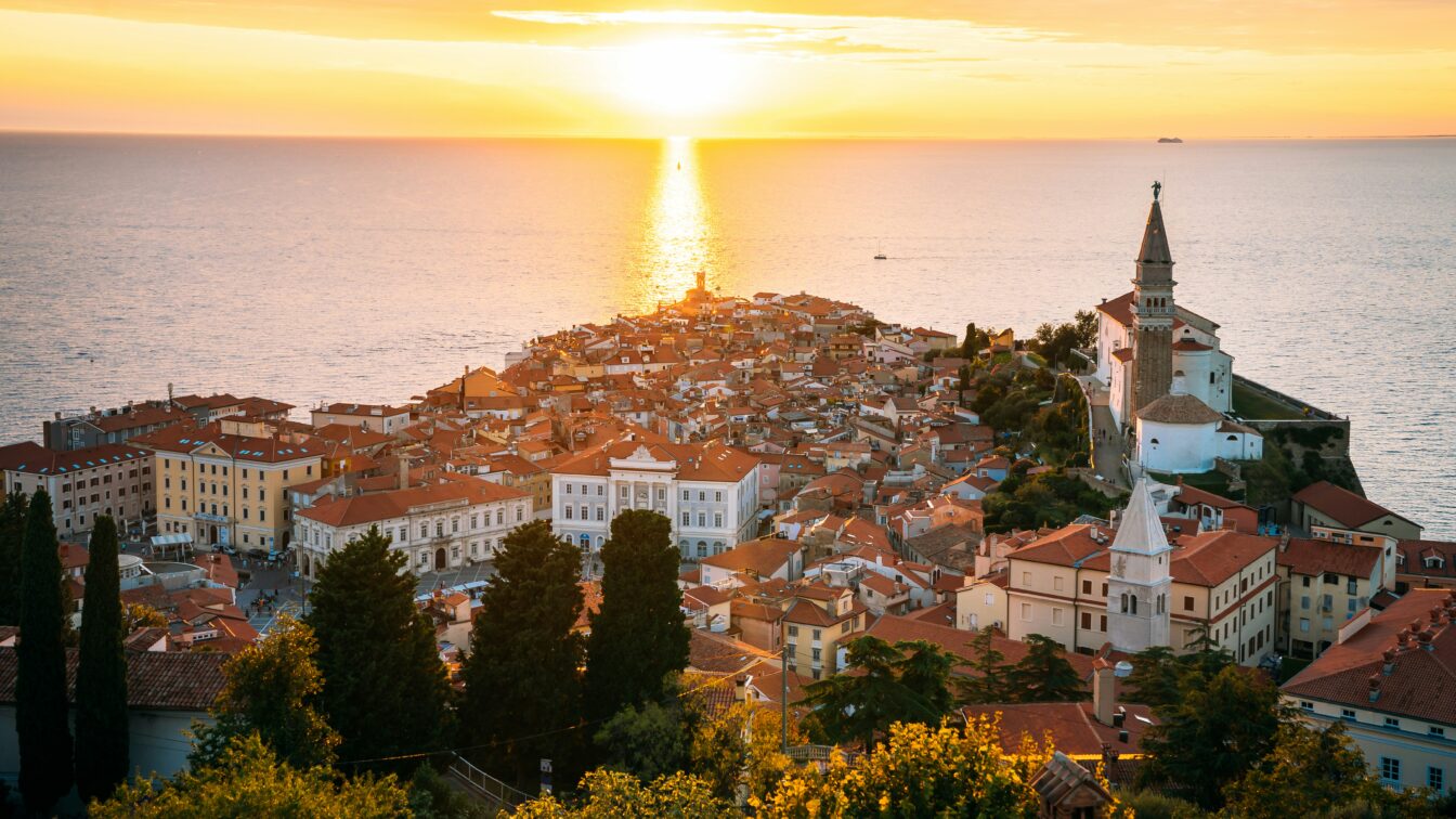 Istrien von oben bei Sonnenuntergang am Meer