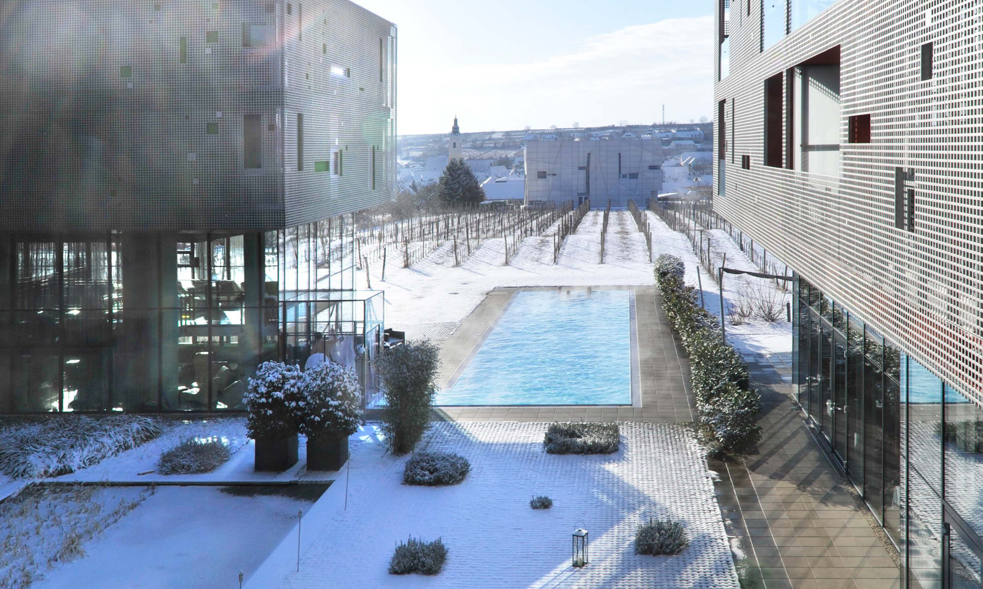 Outdoorpool im Winter mit Blick auf Weingärten