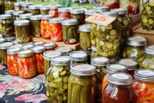 Fermentierte Gurken in Gläsern