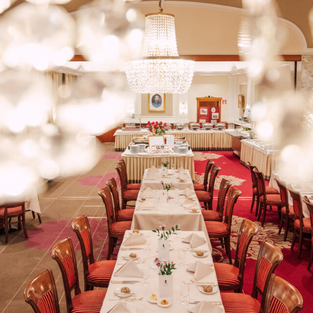 Hotel Stefanie gedeckte Tafel (c) Jan Lackner