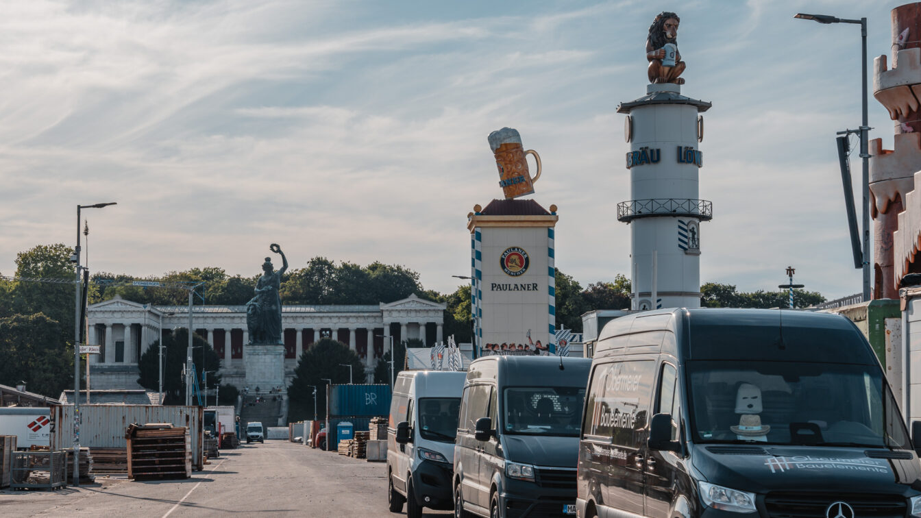 Der Aufbau des Münchner Oktoberfests im August.