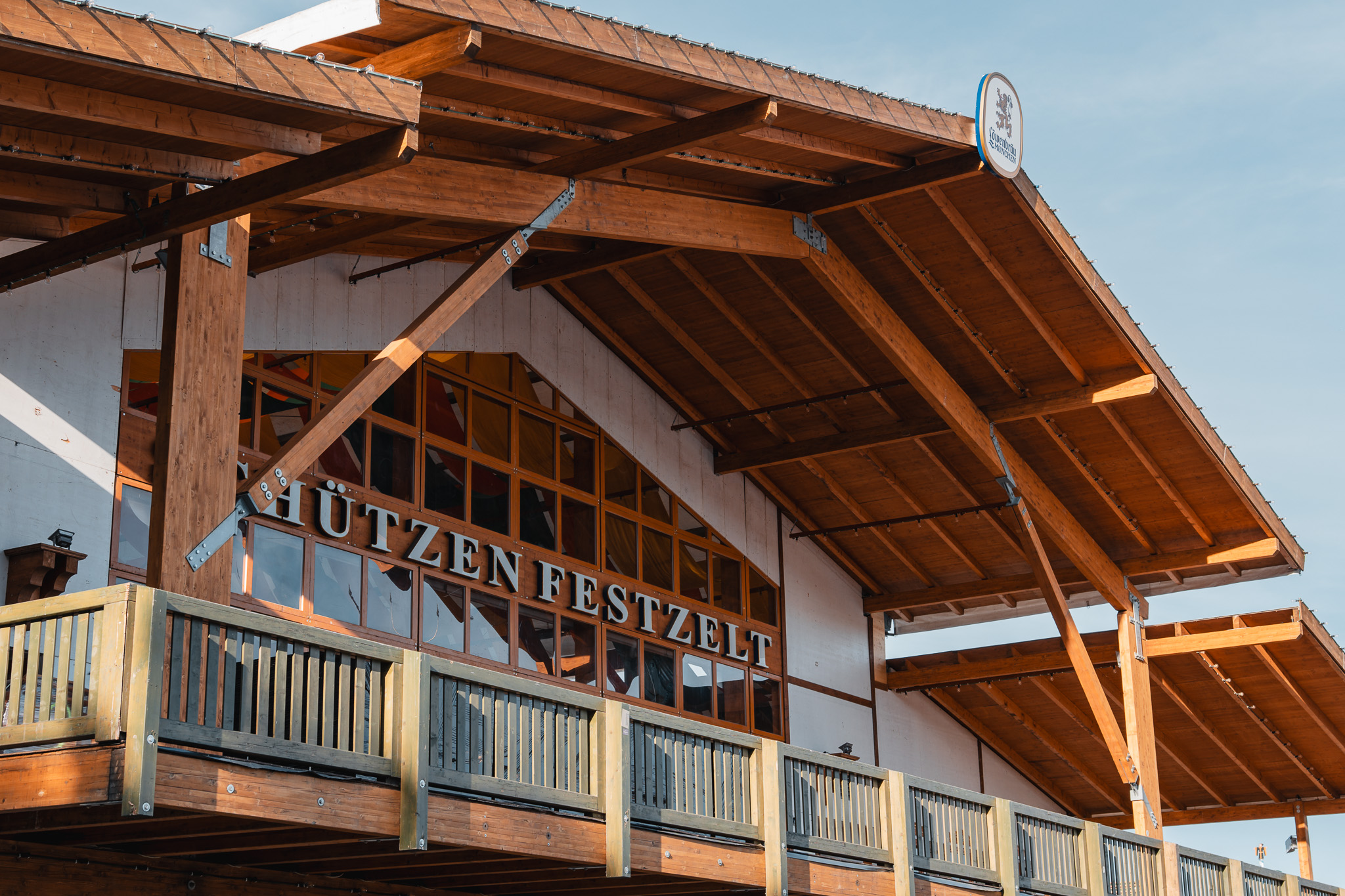 Ein Festzelt auf dem Oktoberfest München im Aufbau.