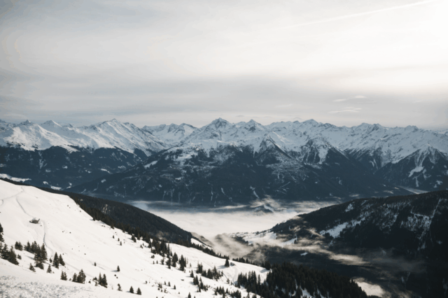 Berge mit Schnee (c) Michelle Doninger | 1000things