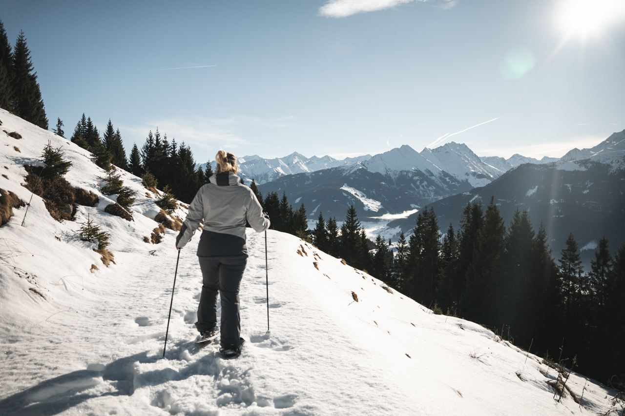Frau wandert mit Schneeschuhen am Berg (c) Michelle Doninger | 1000things
