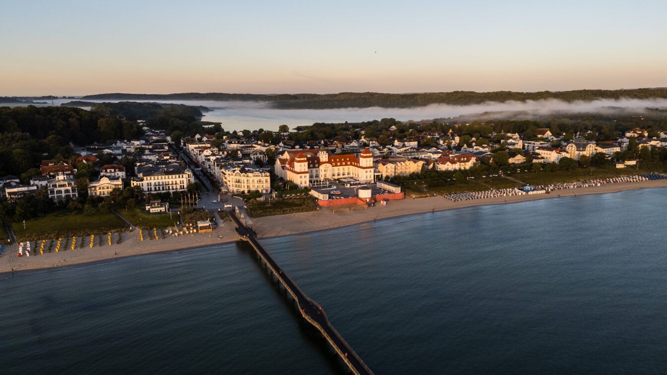 Blick auf eine Küste mit Häusern bei Sonnenaufgang