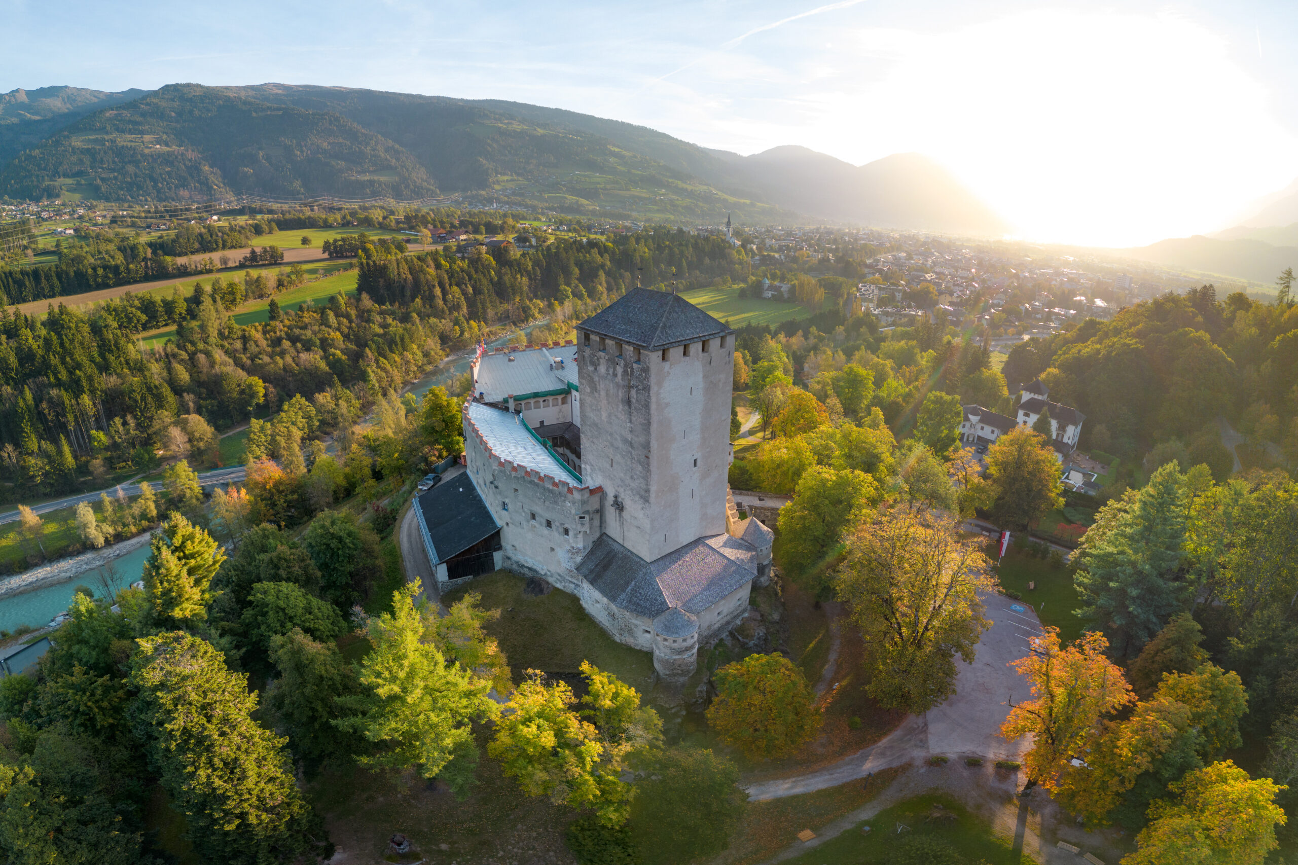 Das Schloss Bruck im Herbst von oben